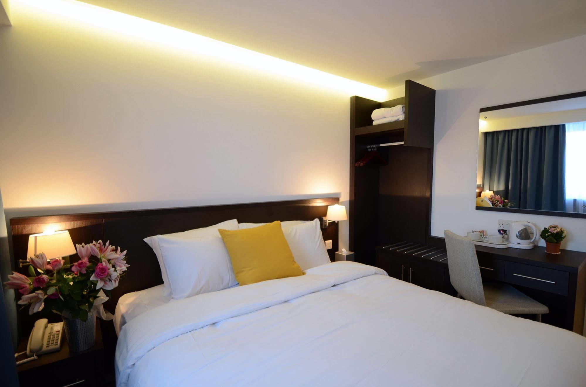 Pelican London Hotel And Residence Екстериор снимка